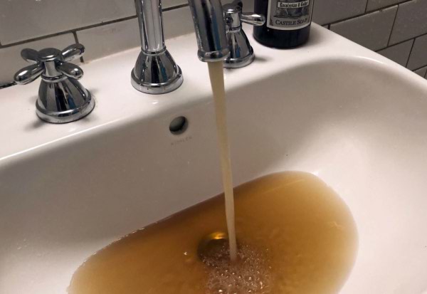 چرا نوشیدن آب شیر خطرناک است؟